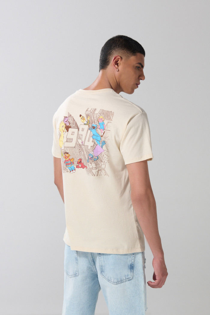 Camiseta de Plaza Sésamo kaki clara con cuello redondo
