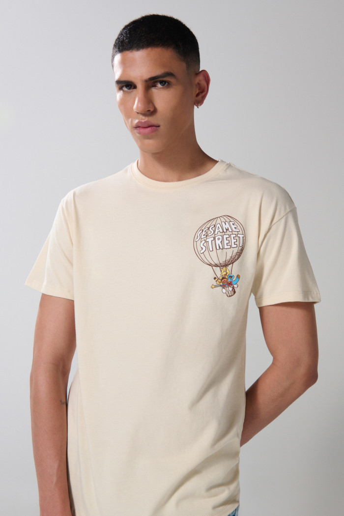 Camiseta de Plaza Sésamo kaki clara con cuello redondo
