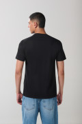 Camiseta cuello redondo negra con arte de Gran Turismo