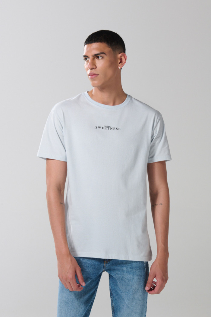 Camiseta cuello redondo azul clara con diseño de frutas