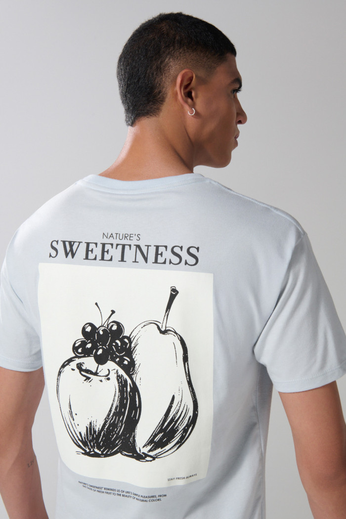 Camiseta cuello redondo azul clara con diseño de frutas