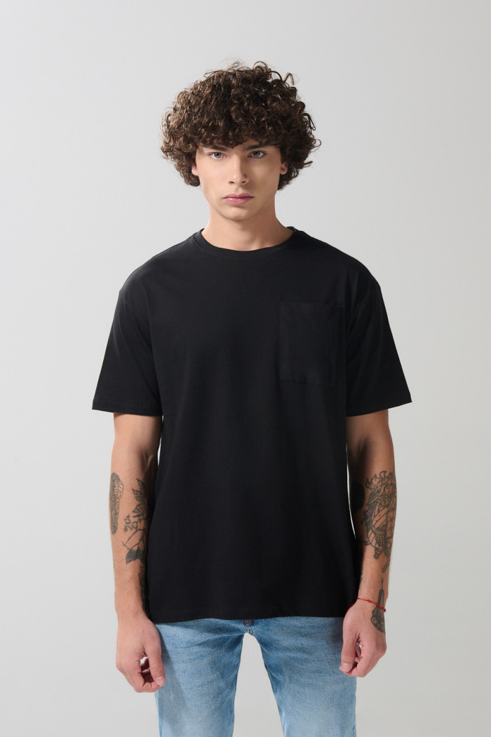 Camiseta unicolor cuello redondo con bolsillo cuadrado