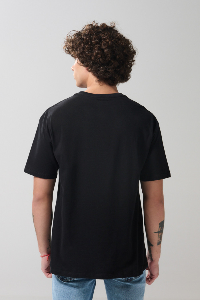 Camiseta unicolor cuello redondo con bolsillo cuadrado