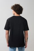 Camiseta unicolor cuello redondo con bolsillo cuadrado