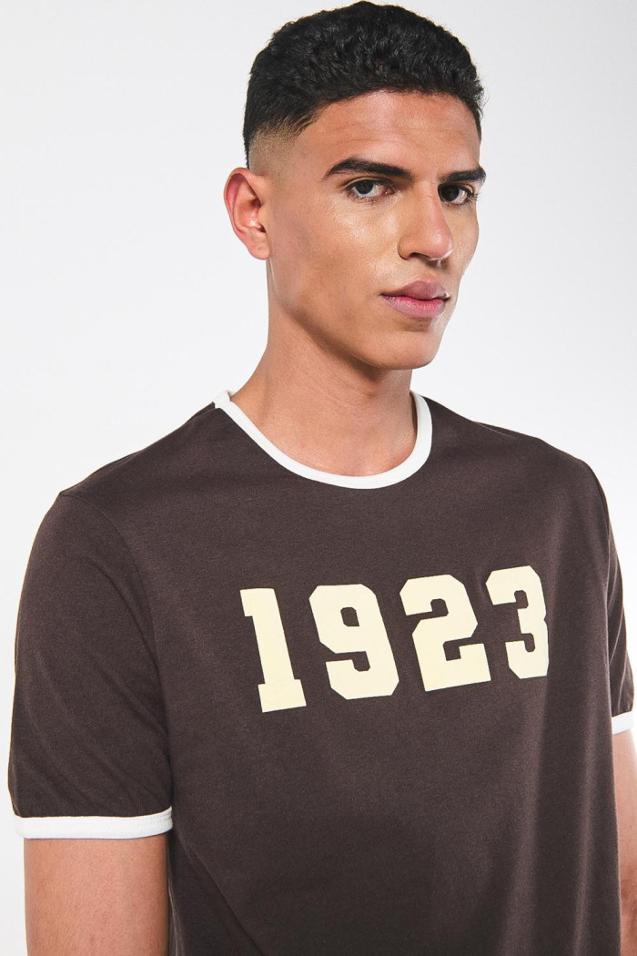 Camiseta college café manga corta con contrastes blancos