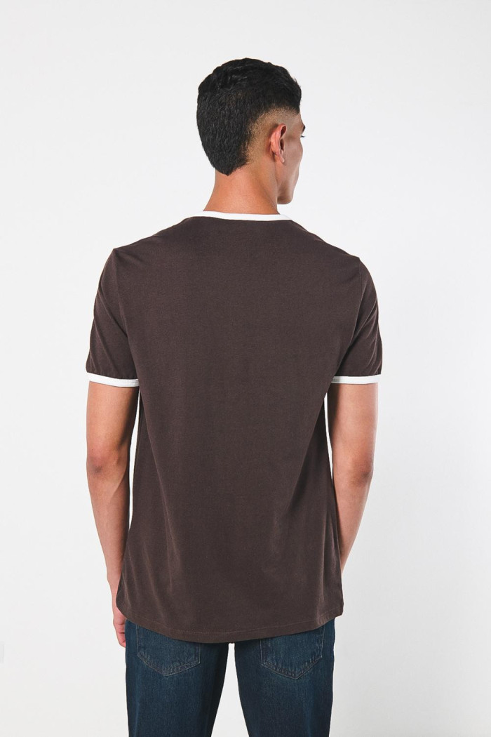 Camiseta college café manga corta con contrastes blancos