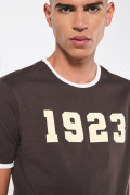 Camiseta college café manga corta con contrastes blancos