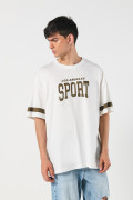 Camiseta cuello redondo crema oversize con arte college