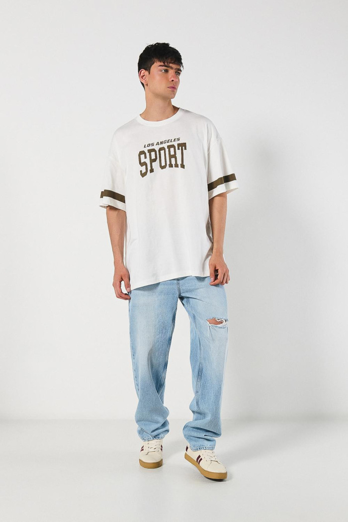 Camiseta cuello redondo crema oversize con arte college