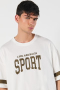 Camiseta cuello redondo crema oversize con arte college