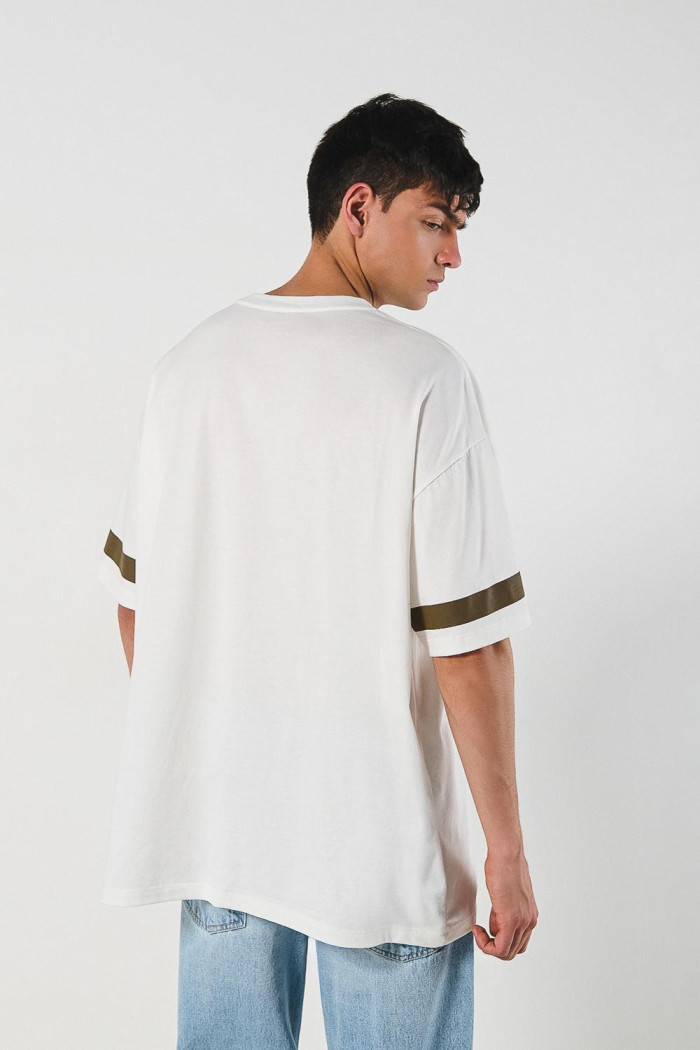 Camiseta cuello redondo crema oversize con arte college