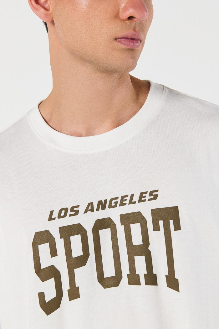 Camiseta cuello redondo crema oversize con arte college