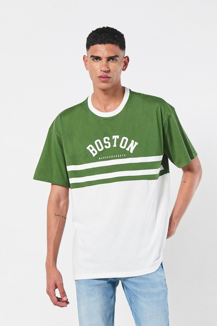 Camiseta verde college oversize con corte y cuello redondo
