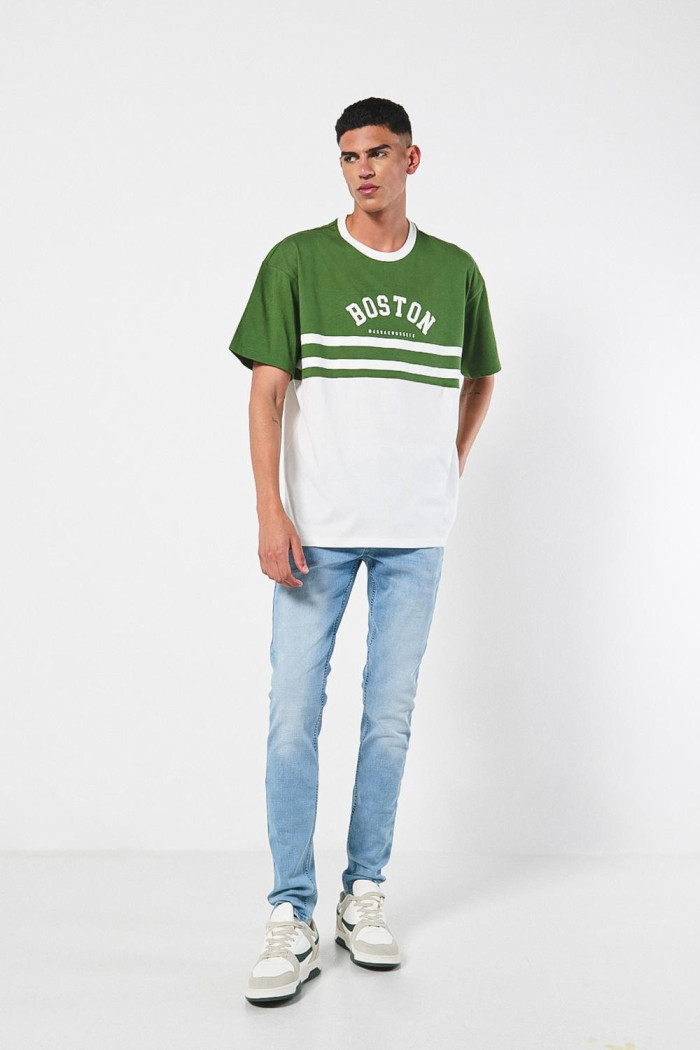 Camiseta verde college oversize con corte y cuello redondo