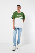 Camiseta verde college oversize con corte y cuello redondo