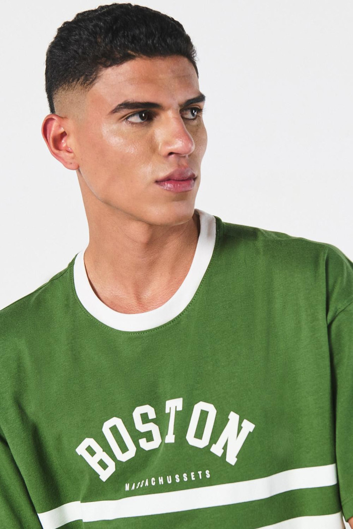 Camiseta verde college oversize con corte y cuello redondo