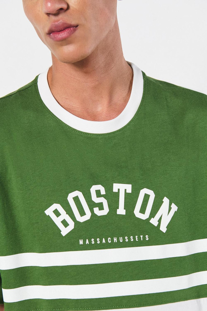 Camiseta verde college oversize con corte y cuello redondo