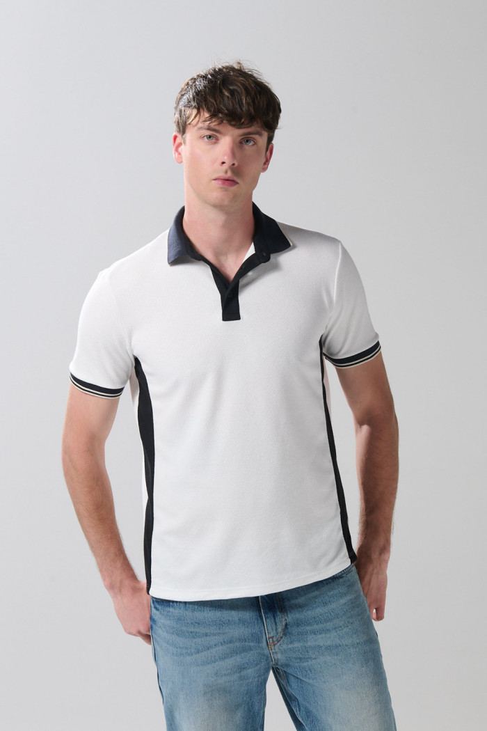 Camiseta crema polo con botones y contrastes azules