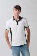 Camiseta crema polo con botones y contrastes azules