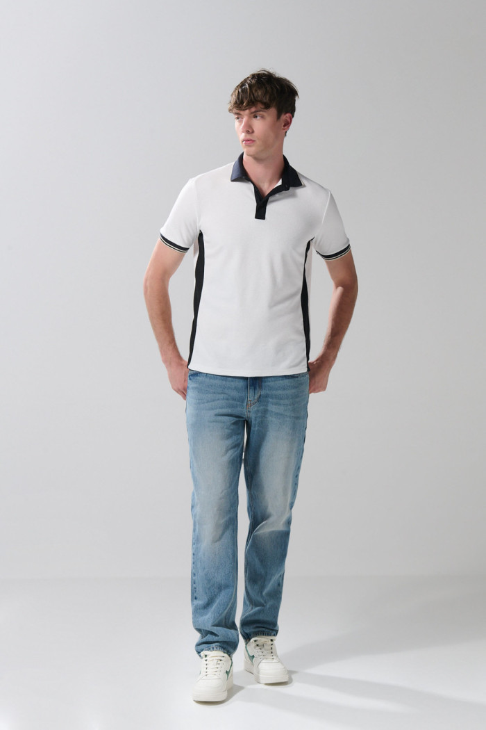 Camiseta crema polo con botones y contrastes azules