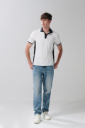 Camiseta crema polo con botones y contrastes azules