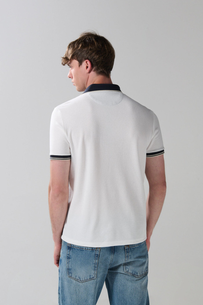 Camiseta crema polo con botones y contrastes azules
