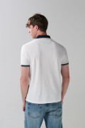 Camiseta crema polo con botones y contrastes azules