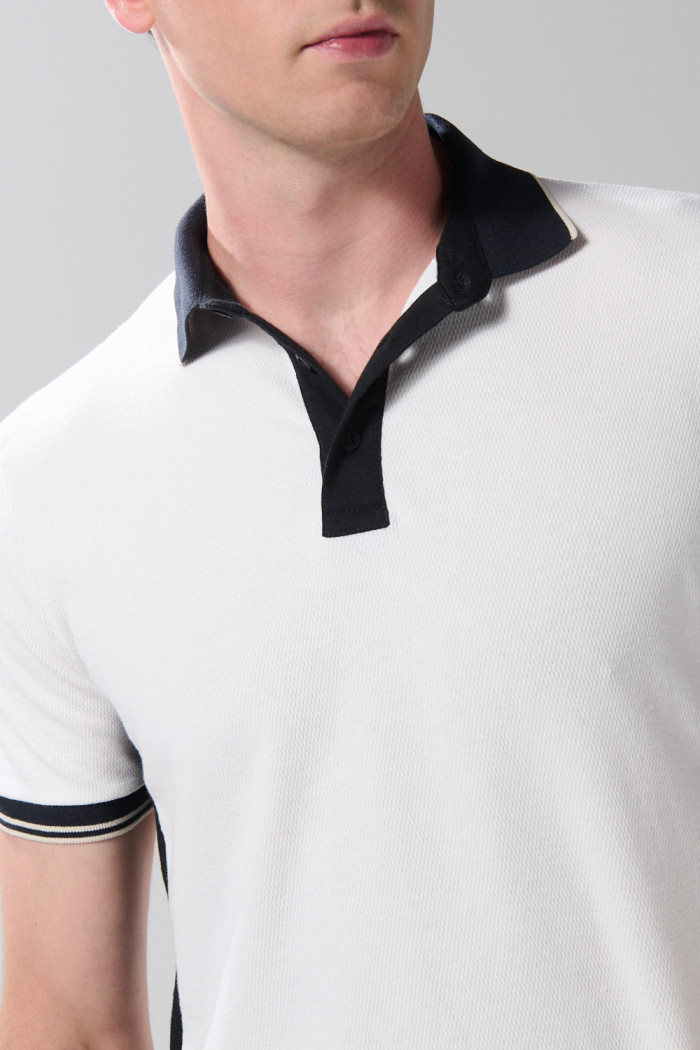 Camiseta crema polo con botones y contrastes azules