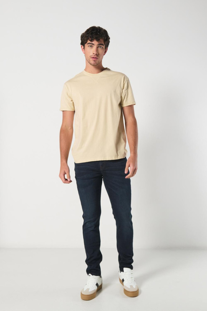 Jean azul intenso slim ajustado con tiro bajo y bolsillos