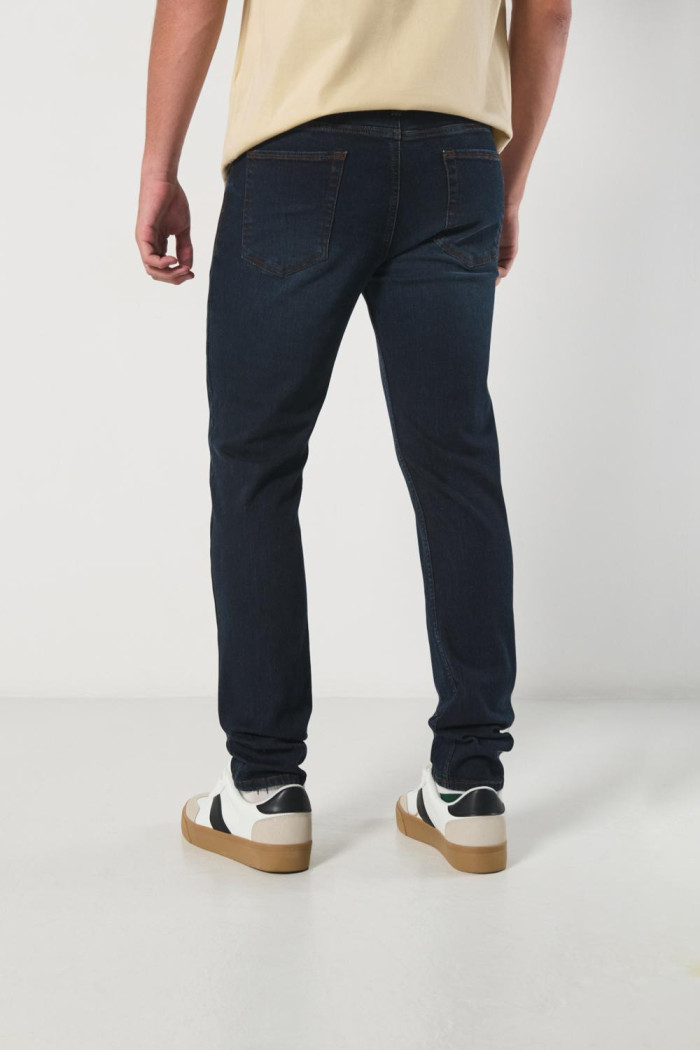 Jean azul intenso slim ajustado con tiro bajo y bolsillos