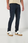 Jean azul intenso slim ajustado con tiro bajo y bolsillos
