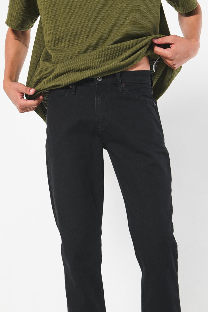 Jean ceñido slim negro con tiro bajo y 5 bolsillos