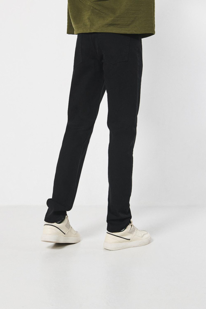 Jean ceñido slim negro con tiro bajo y 5 bolsillos