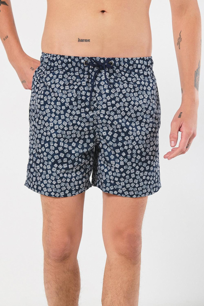 Bermuda playera azul intensa estampada con tiro bajo
