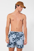 Bermuda playera azul oscura con diseños de letras