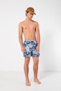 Bermuda playera azul oscura con diseños de letras