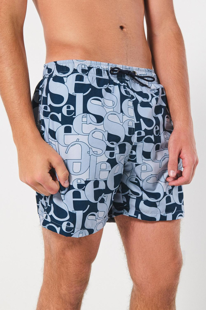 Bermuda playera azul oscura con diseños de letras