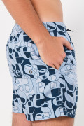Bermuda playera azul oscura con diseños de letras