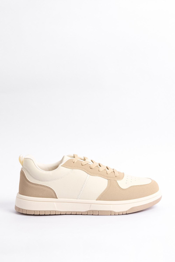 Tenis casuales cremas con cortes kakis localizados