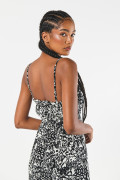 Vestido largo negro con diseño animal print y tiras delgadas