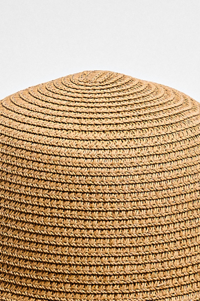 Sombrero unicolor con ala ancha y trenzado decorativo