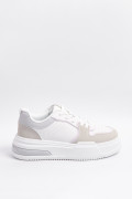 Tenis blancos casuales con contrastes y suelas planas altas