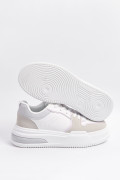 Tenis blancos casuales con contrastes y suelas planas altas
