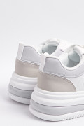 Tenis blancos casuales con contrastes y suelas planas altas