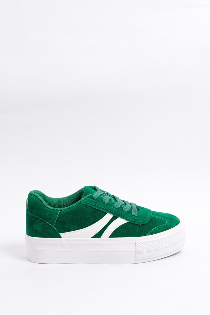 Tenis verdes de plataforma con contrastes blancos
