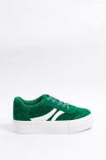 Tenis verdes de plataforma con contrastes blancos