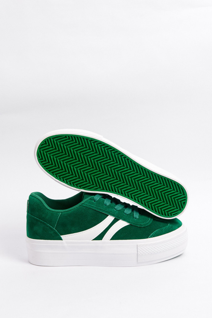 Tenis verdes de plataforma con contrastes blancos