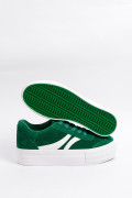 Tenis verdes de plataforma con contrastes blancos