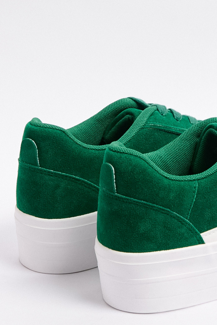Tenis verdes de plataforma con contrastes blancos