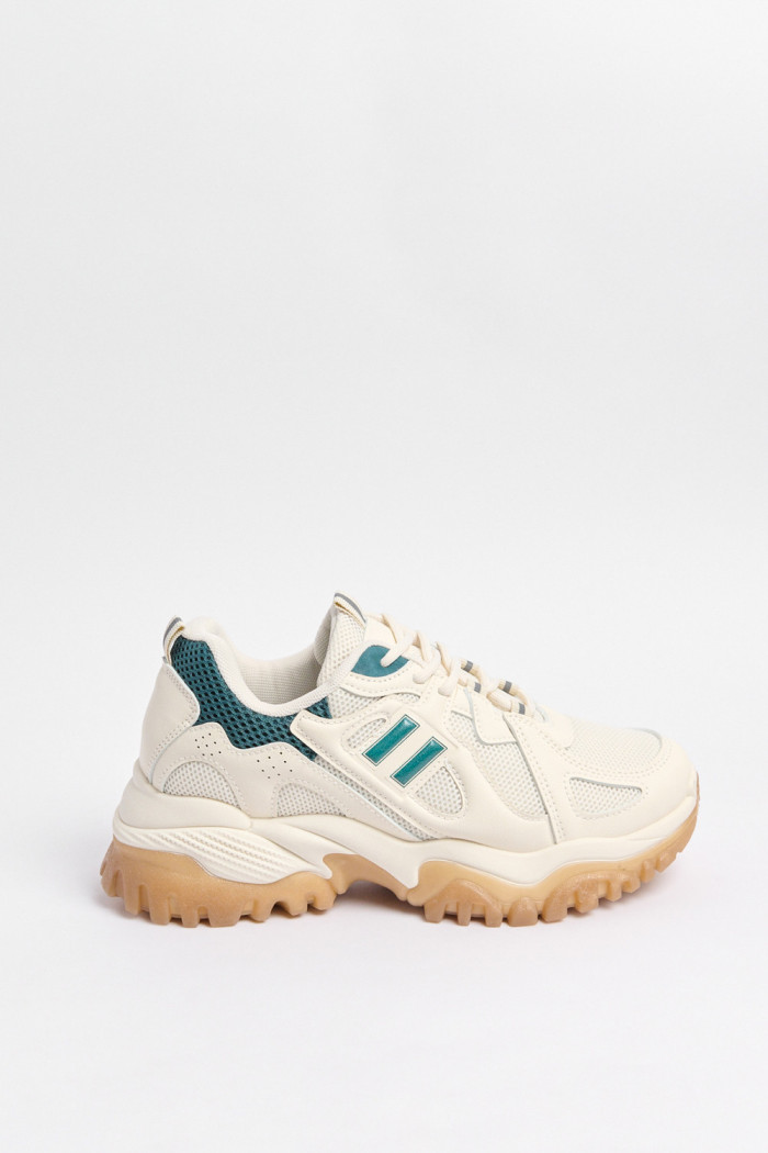Tenis de plataforma cremas claros con contrastes verdes